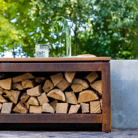 Bank met opslag voor haardhout, zwart gelakt