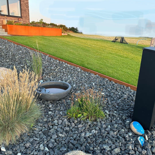 Borderrand met omgezette bovenrand van 3 mm cortenstaal