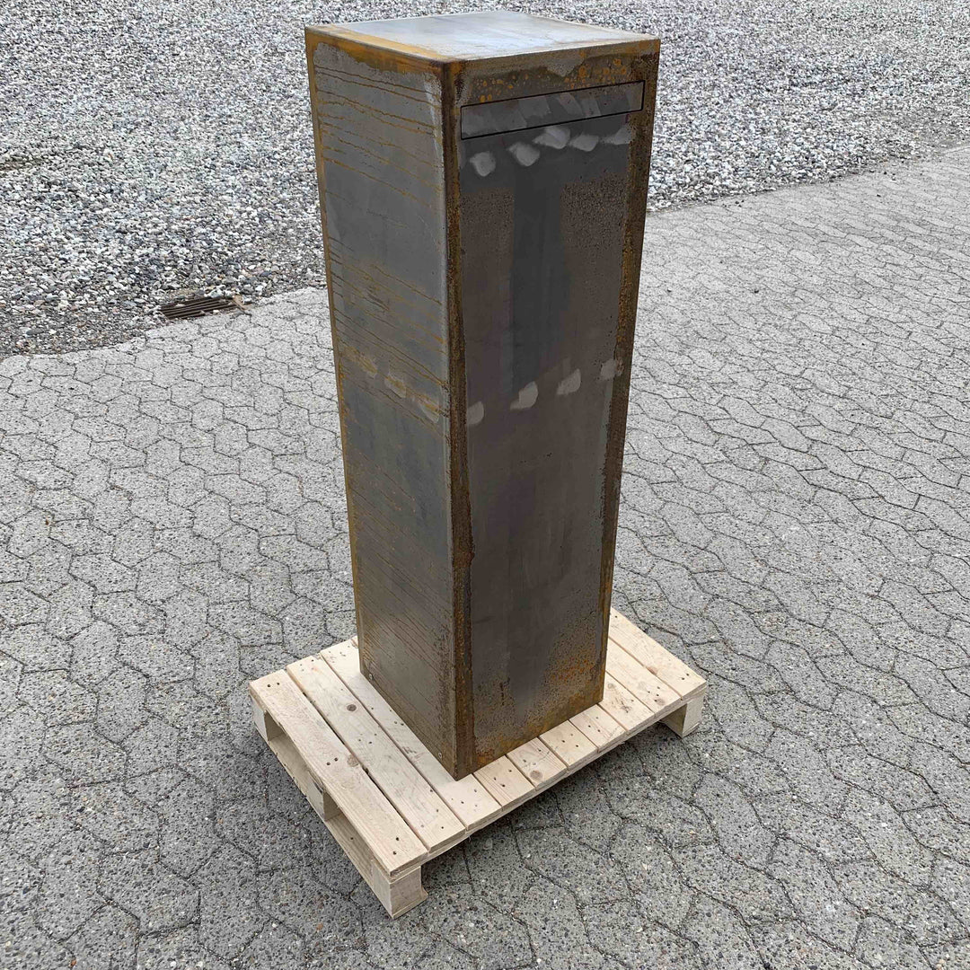 Brievenbus van cortenstaal, minimalistisch