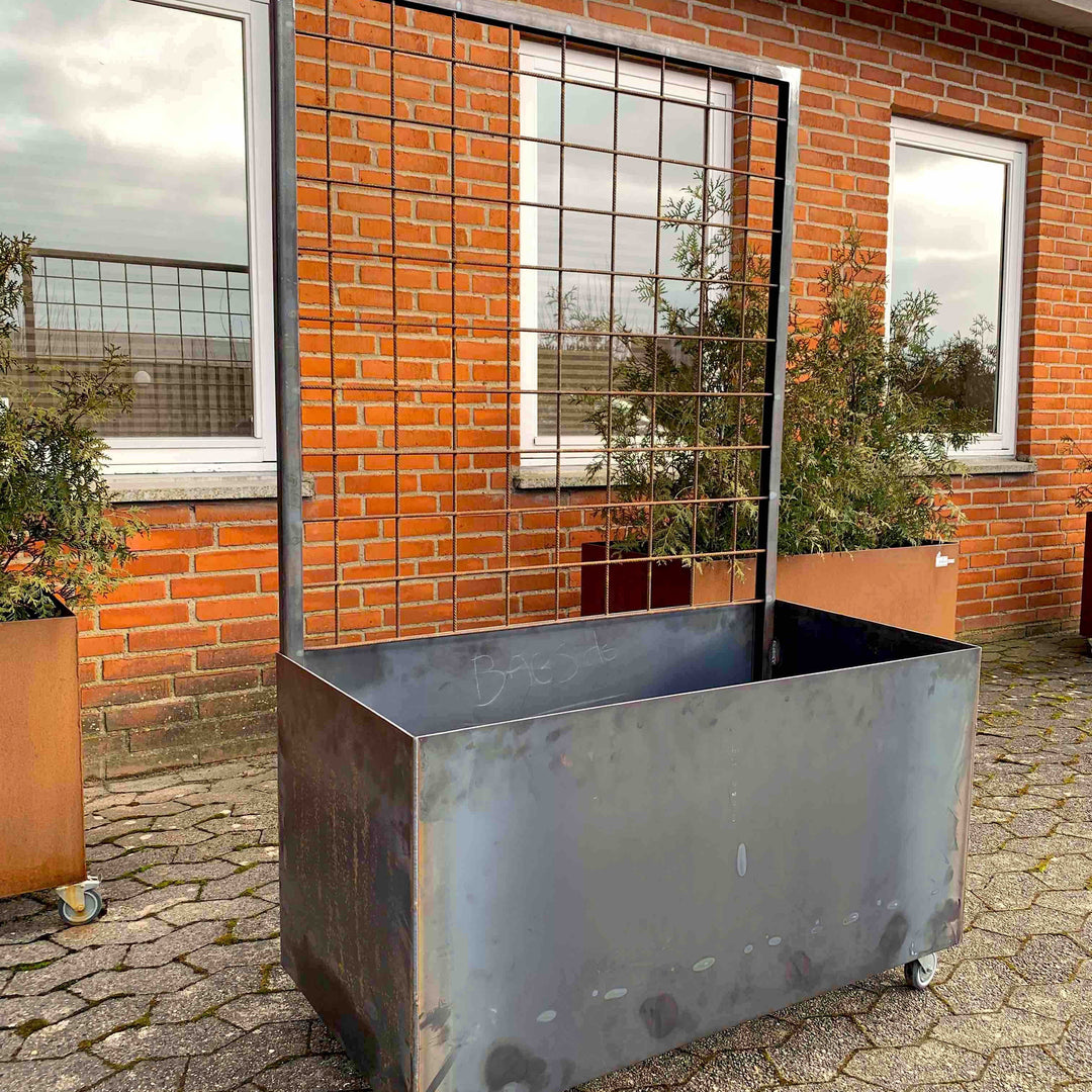 Plantenbak met trellis