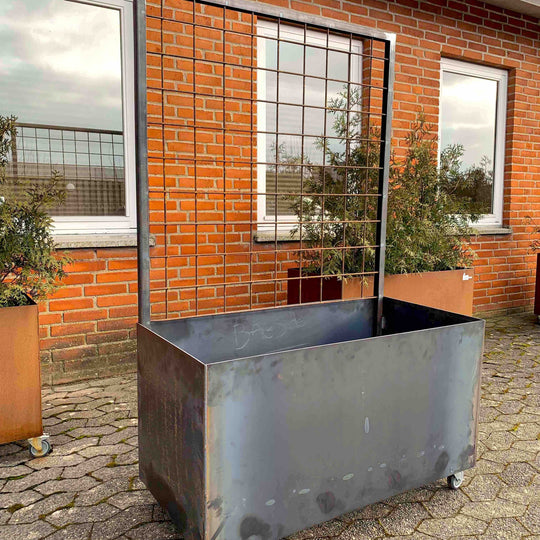 Plantenbak met trellis