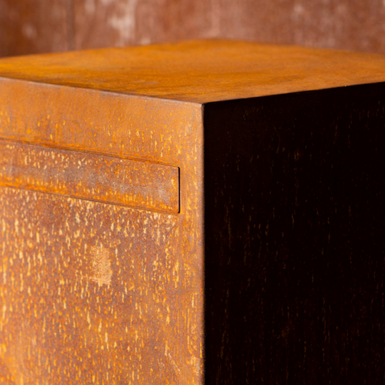 Brievenbus van cortenstaal, minimalistisch