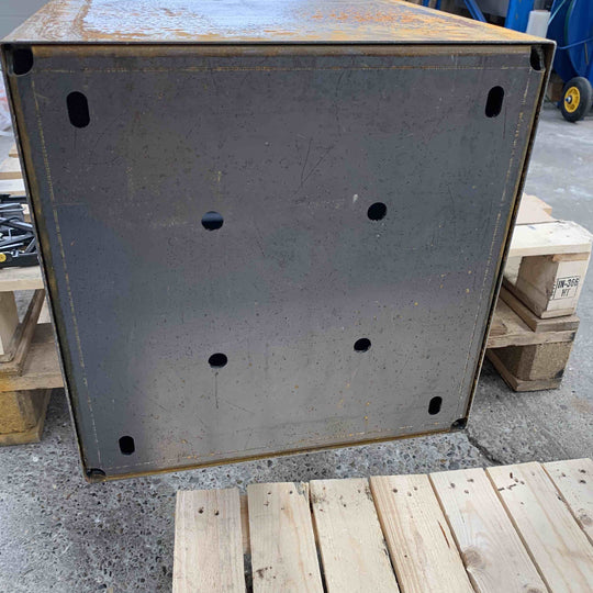 Brievenbus van cortenstaal, minimalistisch