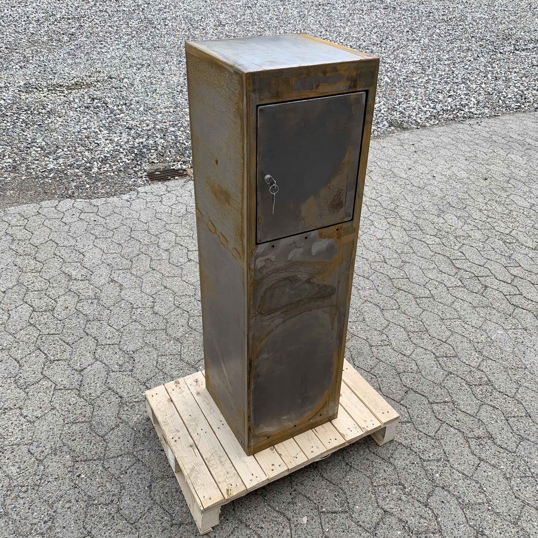 Brievenbus van cortenstaal, minimalistisch