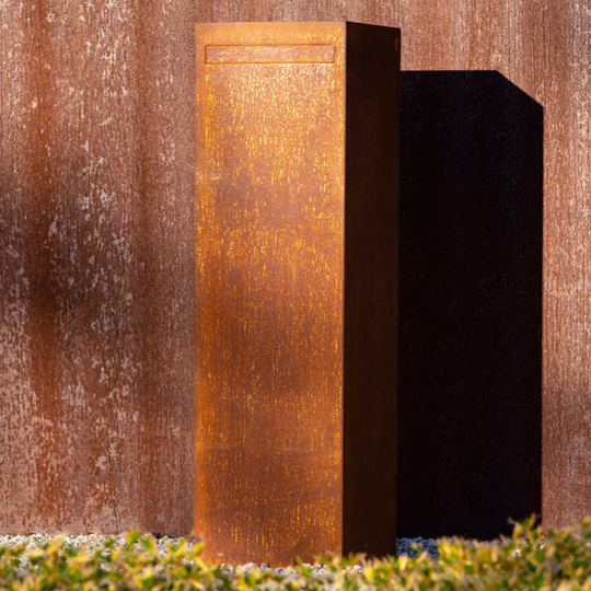 Brievenbus van cortenstaal, minimalistisch