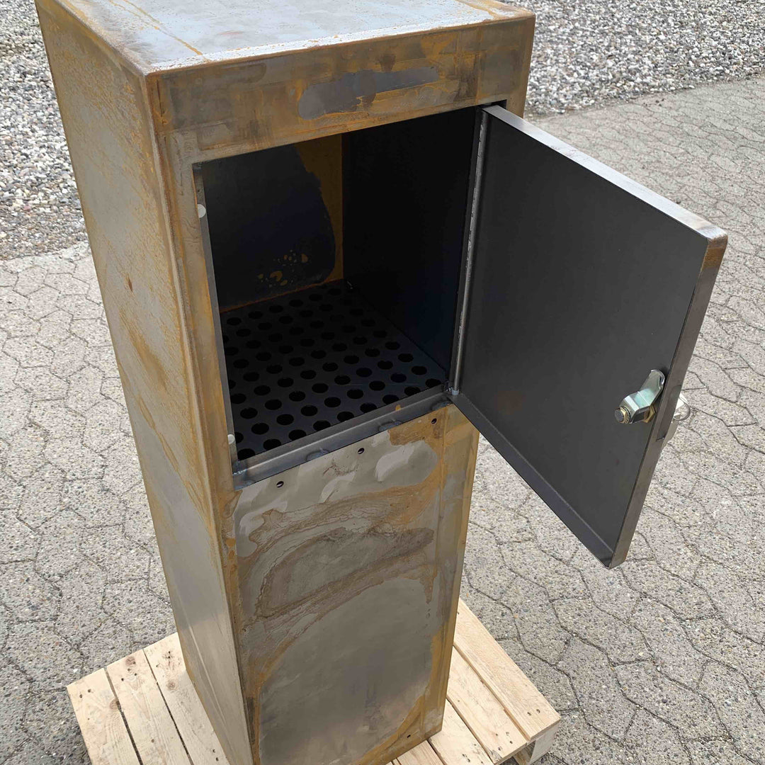 Brievenbus van cortenstaal, hoek