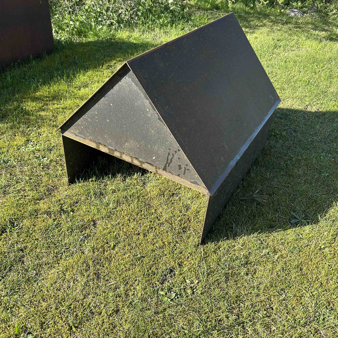 Overkapping voor robotmaaier met zadeldak